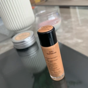 Foundation  - Säljer en foundation som aldrig är använd. Har själv den i ljusare och använder den mer som concealer. Svin bra, enligt mig :)