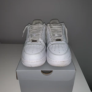 White AF1 - Helt vanliga air force 1 som jag använt i knappt 1 månad. Dom är i jättebra skick och är endast bara lite lätt creasade.