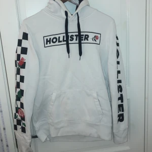 Hollister Hoodie - Nypris 799kr. Fint skick. Säljer då jag inte använder längre. Köparen står för frakt☀️