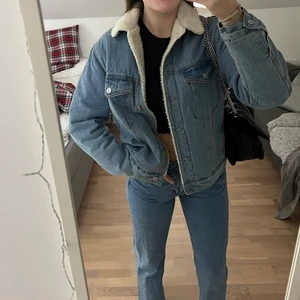 Fluffjacka från bikbok - Säljer denna ursköna jacka med fluff i från Bikbok! Den passar så otroligt bra nu när det börjar bli kallt och vinterjackorna ska fram☺️ Köpte denna förra året men användes knappt, så den är som ny! Tryck inte på köp ku, tack på förhand🫶🏻