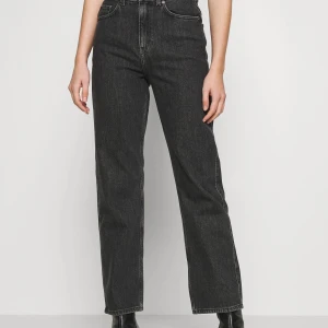 Jeans Weekday Rowe - Supersnygga svarta jeans (Nova Black) i modellen Rowe från Weekday. Endast använda en gång pga. var för stora. Storlek 30/32 skulle säga att de är true to size, jag visste bara inte vilken storlek jag skulle ha! :) nypris 500kr.