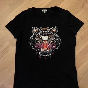 Kenzo T-shirt  - ÄKTA! Nästan nyskick endast använd 2-3 gånger.  Tjejmodell 