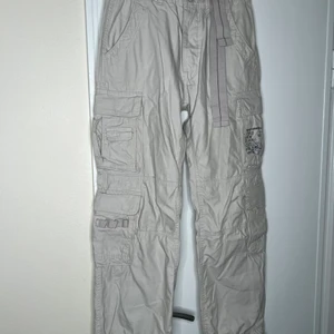 Brandit cargobyxor storlek S - Supersnygga cargo pants från Brandit i en ljusbeige färg. Storlek S. Normalt begagnat skick. 