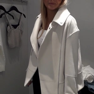 Hm kort kappa - Intressekonflikt på denna fina slutsålda jackan/kort kappan från hm!