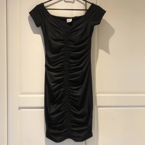 Klänning - Super fin klänning som aldrig kommer till användning. Den är aldrig använd och är köpt från bik bok. Skulle säga att klänningen är i nyskick. Kan fraktas!