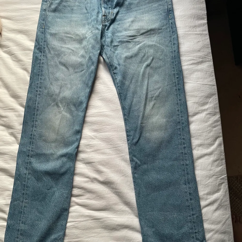 Ett par h&m jeasn i blå färg som har använts men är i ganska bra skick. Storlek 32. Jeans & Byxor.