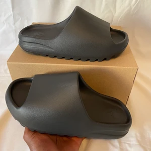 Adidas Yeezy Slide 'Onyx' 🔥🔥 - Adidas Yeezy Slide 'Onyx' 🔥🔥  Condition: Brand New  Available sizes: 43  Price:1500  DM ME FOR MORE INFORMATION 📲👟 