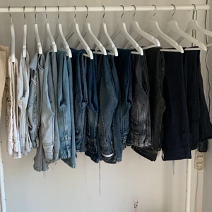 Jeans - 13 par jeans, alla i bootcut, baggy eller straight modell. Bland annat Replay, True religion, Levis, Brandy Melville och Crocker. Alla är nu uppe i egna annonser :)