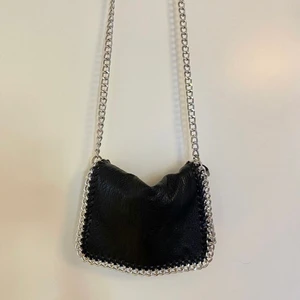 Tiamo väska - Tiamo väska i storlek M, använd fåtal gånger så väldigt bra skick!:) 