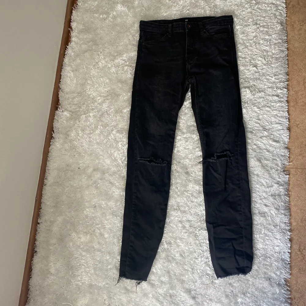 Svarta jeans med hål vid knäna, super snygga. Storlek 26/XS-S.. Jeans & Byxor.