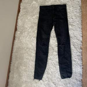 Svarta jeans med hål vid knäna, super snygga. Storlek 26/XS-S.