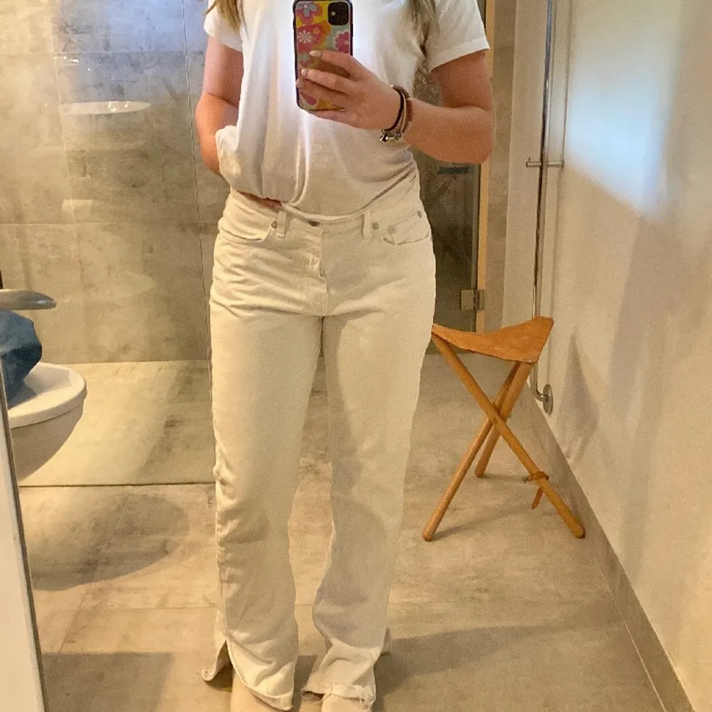 Snygga vita jeans från Zara. Älskar dessa men säljer då jag har ett par nästan likadana! Som nya, använda typ 2 ggr💞. Jeans & Byxor.