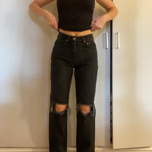 Jeans från ginatricot - Storlek 34, jätte fint skick, går ända ner till fötterna på mig som är 168. Säljer pga att de inte är min stil längre💓 pris går att diskutera🫶🏽