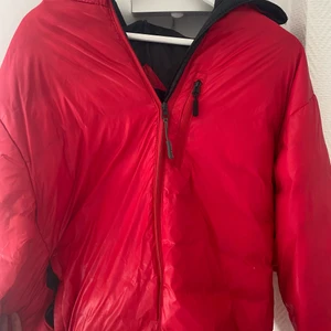 Canada goose jacka - Canada goose jacka. Passar perfekt till hösten/vintern.  Skriv för fler bilder eller pris.