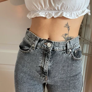 Mango jeans - Gråa jeans från mango, köpte dem för ett tag sen men de är fortfarande bra kvalité. Kan skicka fler bilder om det befrågas.😊