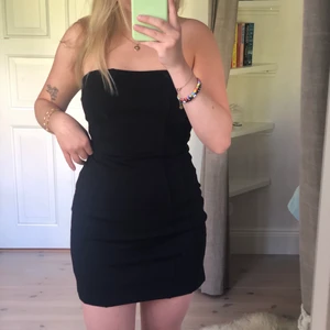 svart bandeauklänning - svart bandeauklänning från stradivarius. har aldrig använt och prislapp sitter kvar. storlek s. 200kr + 49kr frakt