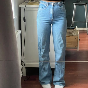 Jeans - Dom skönaste jeansen med en så fin tvätt från Zara. Storlek 34 och jag är 163cm lång.