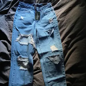 Blåa jeans med slitningar från missguided, Aldrig använda så nyskick💓 skriv för bättre bilder💕