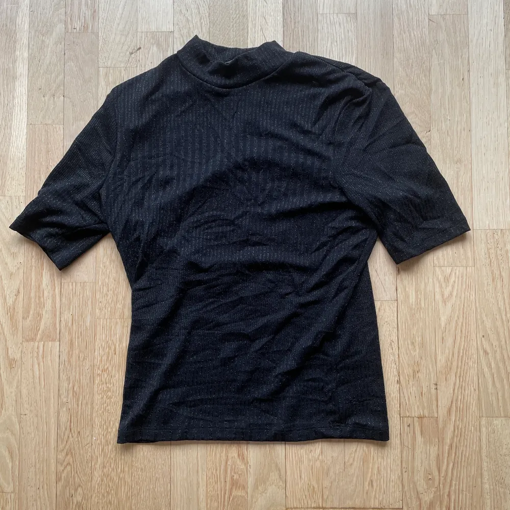 En glittrig tröja med något längre ärm än en vanlig t-shirt. Är i storlek s och kommer ifrån Bik bok. Längden är 59 cm och fler bilder kan fås. Kan skickas . T-shirts.