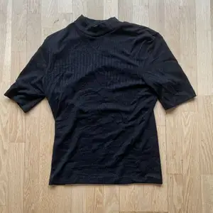 En glittrig tröja med något längre ärm än en vanlig t-shirt. Är i storlek s och kommer ifrån Bik bok. Längden är 59 cm och fler bilder kan fås. Kan skickas 