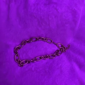 GULD HALSBAND - Guldigt kedjehalsband från HM köpt för cirka 1 år sedan, säljer då den inte används längre