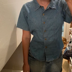 Jeans skjorta  - Jätte fin jeans skjorta köpt på beyondretro. Nästan aldrig använd. Jätte bra skick. ”Köp nu” funktionen funkar ej för mig, så hör av dig istället om du är intresserad. Köparen står för frakt. 