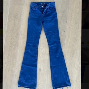 Flare jeans- Made in heaven  - Finaste MiH jeansen i en ganska markant blå färg. Supersnygga verkligen. Stretchiga i materialet.Ursprungliga kostar runt 2000 kr. 