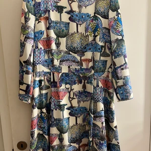 Klänning  - Väldigt fin klänning använd 2 gånger. Silkes material. 