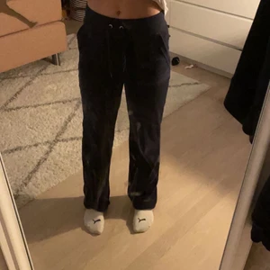 Juicy byxor  - Jag säljer nu mina juicy byxor då dom inte kommer till användning längre. Byxorna saknar metallspännet på snörena men annars är dom jättefina. De är sparsamt använda. Skriv privat till mig vid frågor.💗 köpare står för frakten.