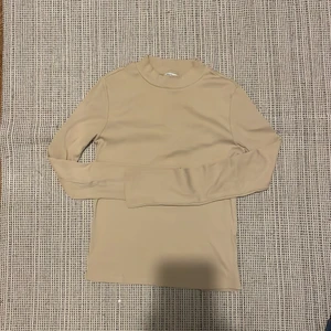 beige tröja - fin ribbad beige tröja. djerf avenu vibes. GRATIS FRAKT⚠️