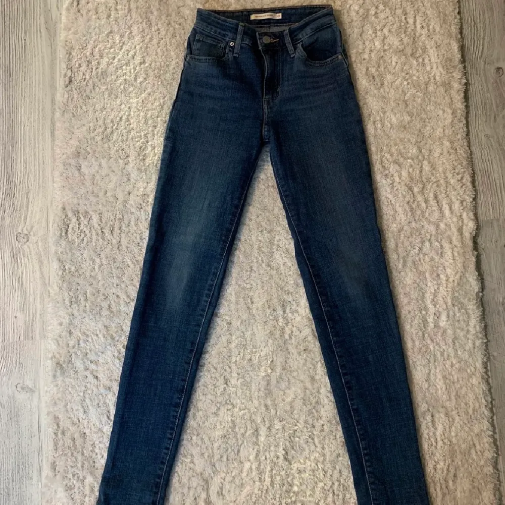 säljer dessa lågmidjade levis jeans storlek 25/XS-S köptes för 1300 kr och är använda ungefär 3 gånger (lånad bild) . Jeans & Byxor.