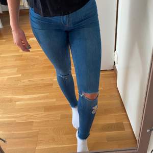 ”Molly” jeans från Gina. Tight passform med hög midja. Sista bilden är samma modell men inte helt samma färg. Storlek S