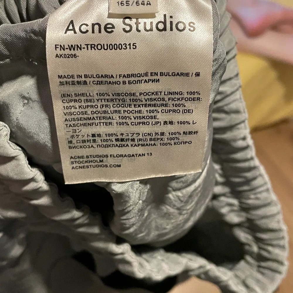 Acne Studios byxor i storlek 34 som jag hittade på en high-end secondhand! Bra skick och väldigt coola! Kan mötas upp i Stockholm, eller fraka vartsom! Frakt ingår i priset 🤩. Jeans & Byxor.