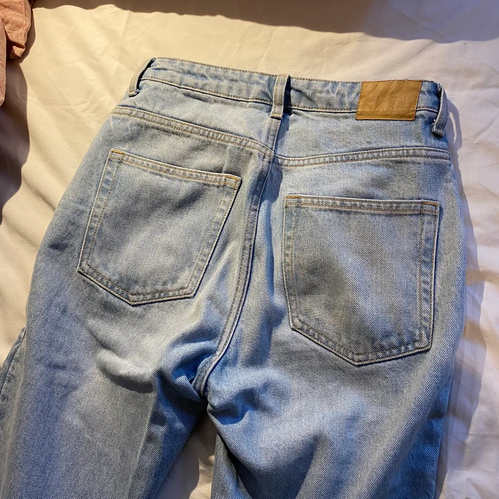 Ljusblå jeans från Weekday med raka ben i passformen. I väldigt fint skick! Waist 27 Längd 28. Jeans & Byxor.