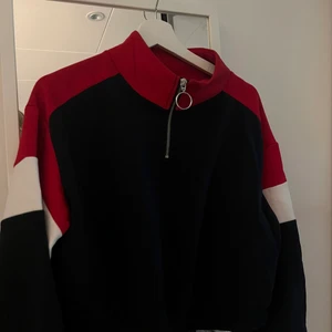 Tröja croppad - Croppad tröja, knappt använd 