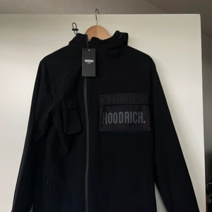 Hoodrich - Helt ny oanvänd vindjacka från Hoodrich Köpt på JD, Pricetag finns, nypris 950kr. Skick 10/10🔥 äkta såklart💯