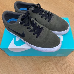 Nike SB  - Nike SB sneakers i mycket bra skick. Grön mocka med svart logga. Storlek 41. Box medföljer. 