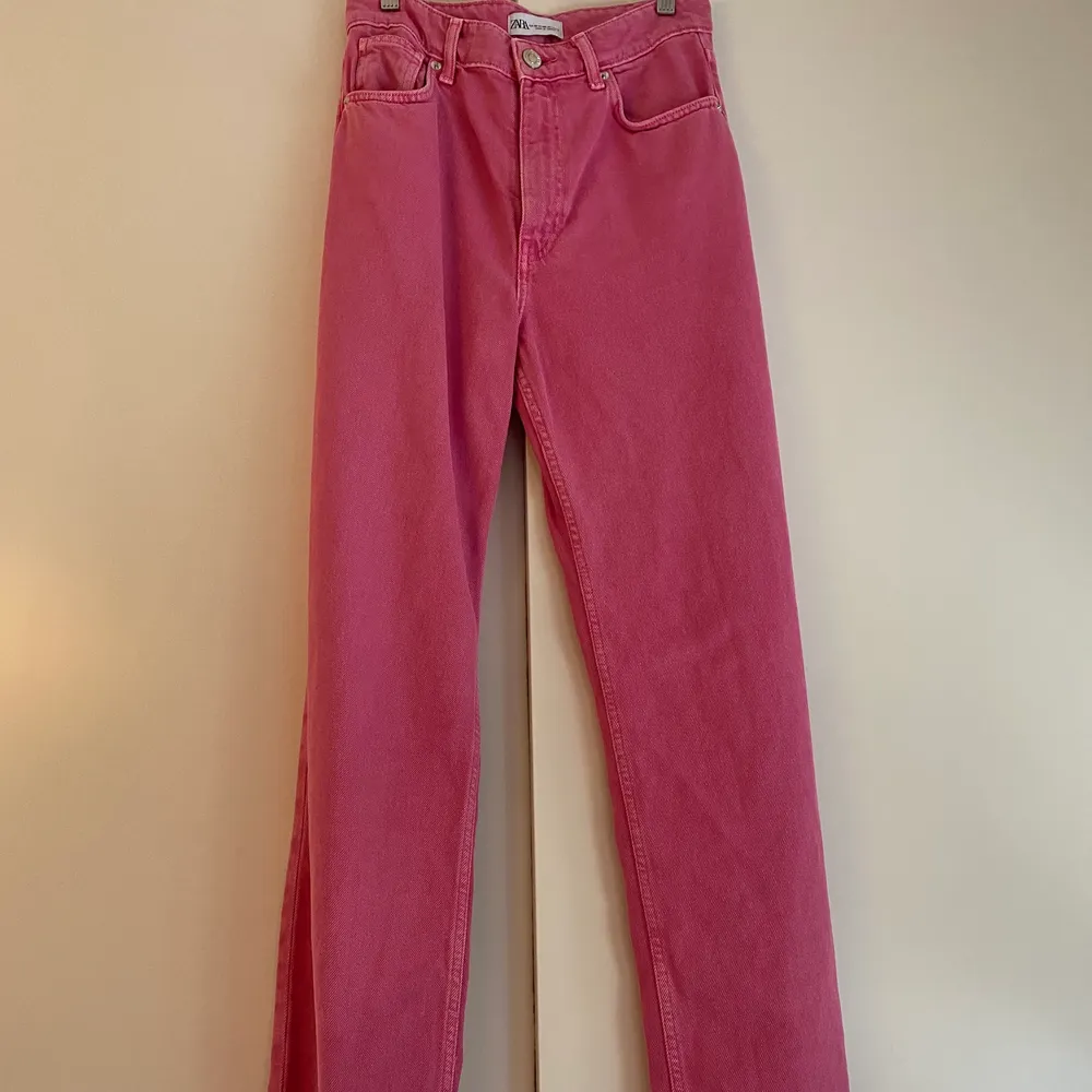 Ett par trendiga rosa jeans från zara i storlek 38, använda ett fåtal gånger! Hör av dig vid frågor eller för fler bilder!. Jeans & Byxor.