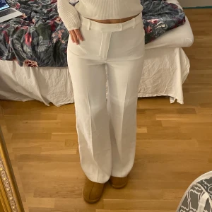 kostymbyxor - vita luftiga kostymbyxor från zara. sparsamt använda. är 177 för referens. fraktar eller möter upp i sthlm 💕
