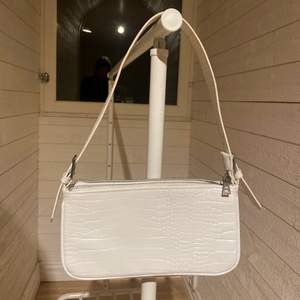 Superfin vit väska som inte kommer till användning länge hel ren o fin inga defekter❤️ tryck ej på köp direkt😍
