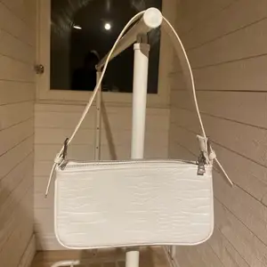 Superfin vit väska som inte kommer till användning länge hel ren o fin inga defekter❤️ tryck ej på köp direkt😍