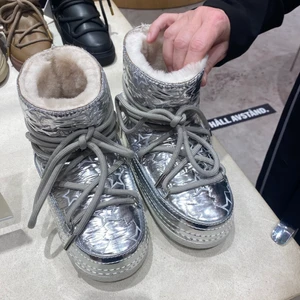 Inuikii skor - Snygga vinterskor från iunikii!! Perfekta blandningen mellan deras sneakers och moonboots, inte för stora och klumpiga. Jättevarma och sköna, knappt använda. Skriv för fler bilder!👏🏻👏🏻