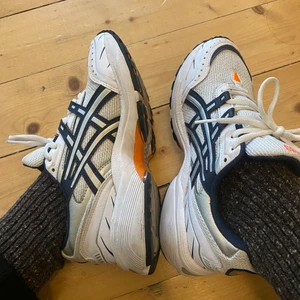 Asics gel 1090 white/midnight size 37.5 - Bought it this june and i really have not worn this much so far so it’s a really good condition of item. 