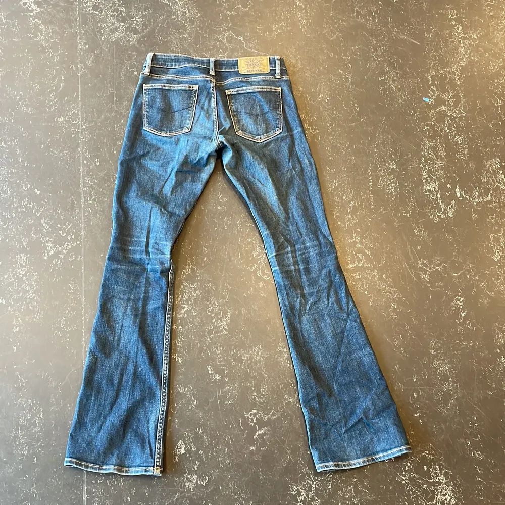  Normal använda bootcut och lågmidjade 93% bomull 5% polyester 2% elastan köpare står för frakt . Jeans & Byxor.