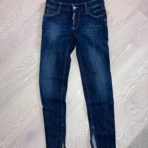 Dsquared2 jeans   - Snygga Dsquared2 tjejmodell i storlek 36. Låga i midjan. Knappt använda. Nyskick. 