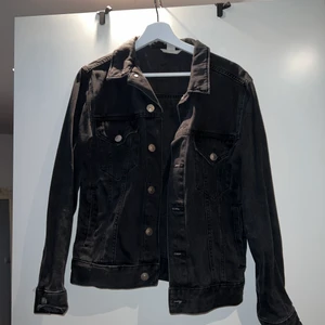 Jeansjacka - Svart. Strl 34/xs