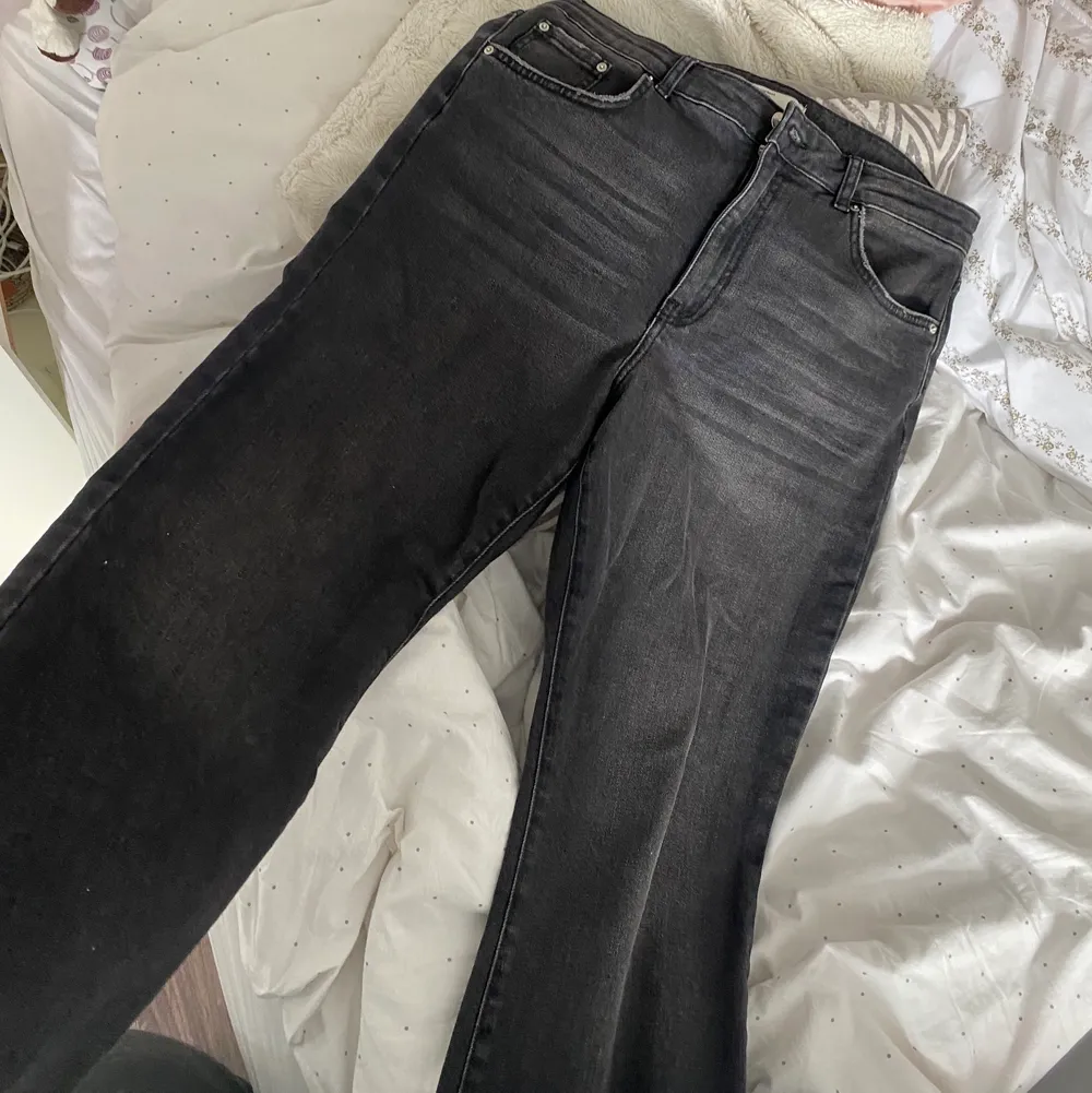 Grå/ svarta jeans från Gina tricot strl 44. Passar mig som är 160cm, modellen heter botcout flare💗. Jeans & Byxor.