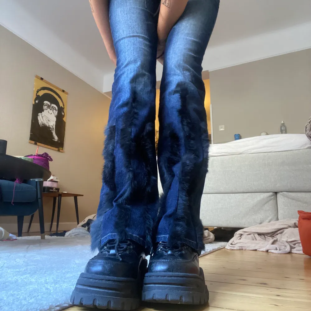 Coola jeans, låga i midjan och väldigt sköna! Skriv för frågor om mått osv. Jeans & Byxor.