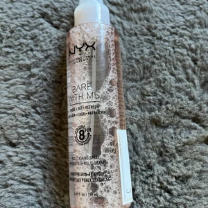 NYX PROFESSIONAL MAKEUPBare With Me Prime Set Refresh Spray - En multianvändbar ansiktsmist som återfuktar huden on-the-go.
