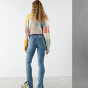 Slit jeans - Säljer dessa snygga slit jeans. Har använt dem en gång. Köpta nån månad sen säljer då jag har flera liknande. Storlek 36 på dessa men funkar säkert för 38 också då de är stretchiga. 